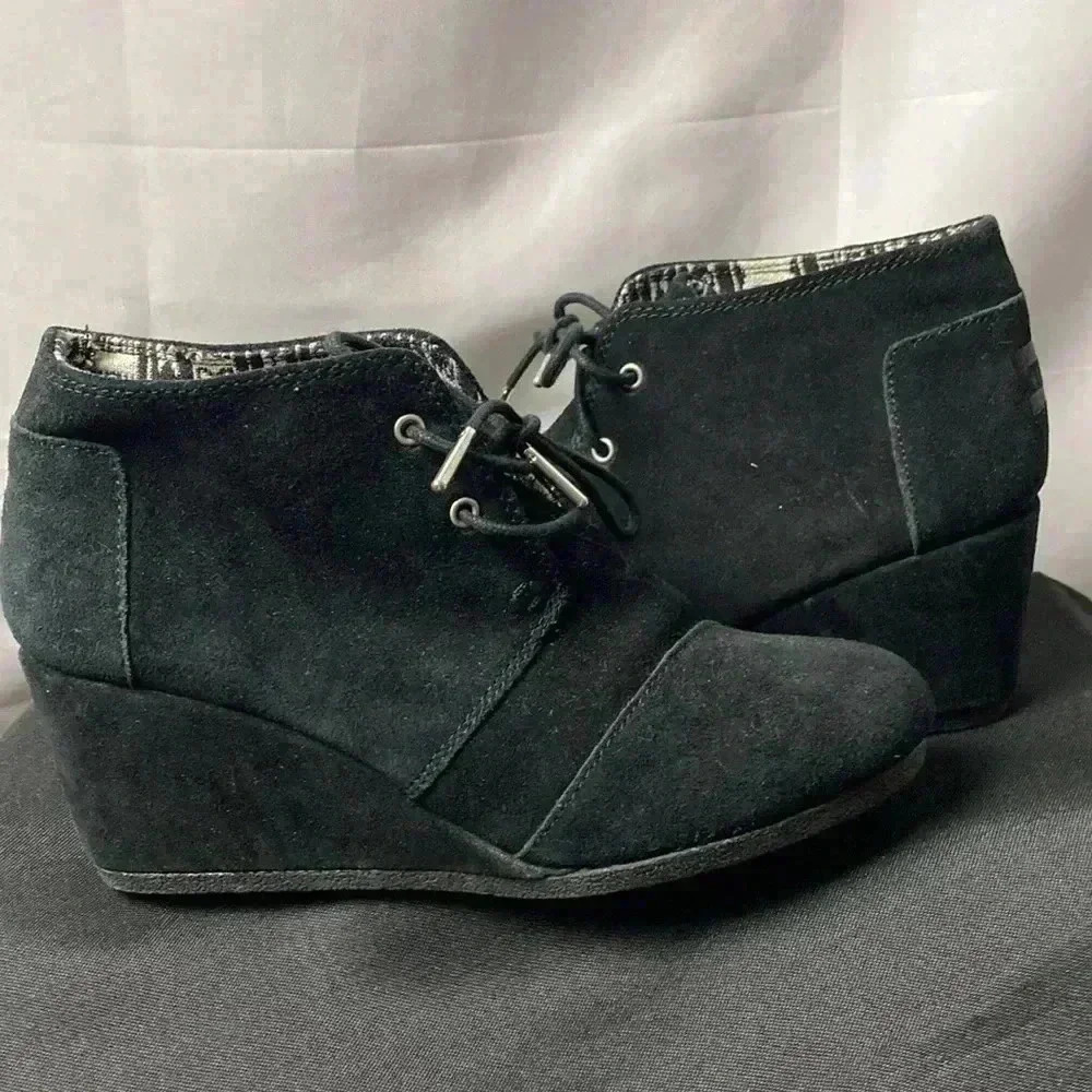 TOMS WO SIZE 8.5 BLACK WEDGE SHOES LACE UP PRINTED PATTERN INSIDE CLEAN - Picture 2 of 12